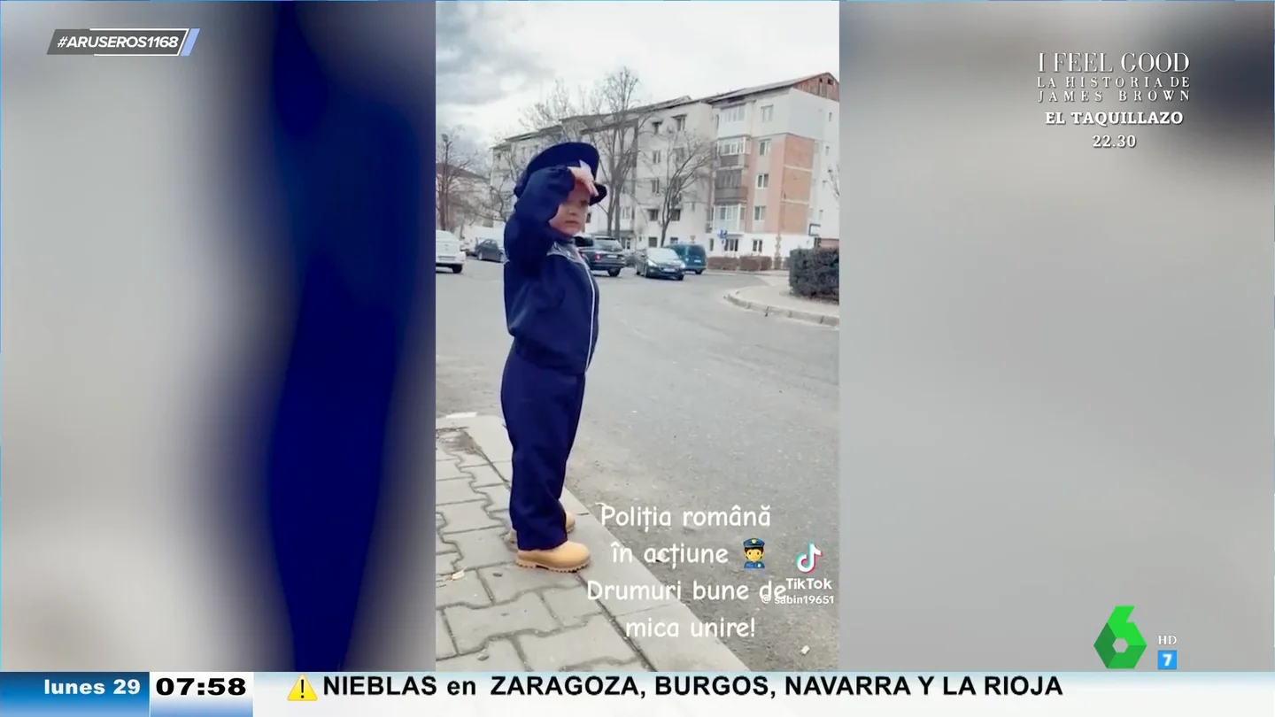Un bebé disfrazado de policía dirige el tráfico en una ciudad: así llegan a pararse los coches a su señal Un bebé disfrazado de policía dirige el tráfico en una ciudad: así llegan a pararse los coches a su señal
