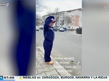 Un bebé disfrazado de policía dirige el tráfico en una ciudad: así llegan a pararse los coches a su señal