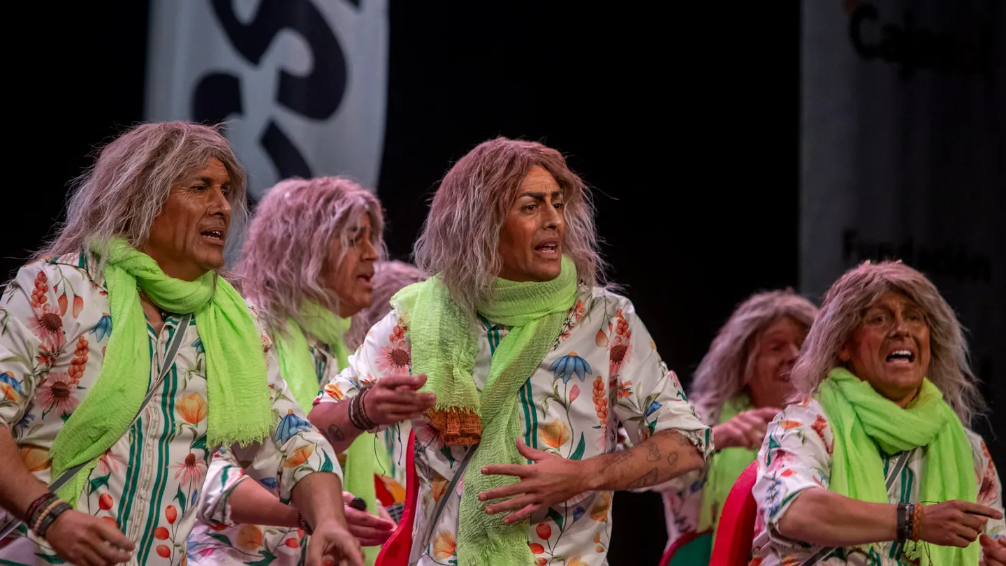 La chirigota 'Que no se pierda la carga' durante su actuación este jueves en el Concurso Oficial de Agrupaciones Carnavalescas en el Gran Teatro Falla, en Cádiz. La chirigota 'Que no se pierda la carga' durante su actuación este jueves en el Concurso Oficial de Agrupaciones Carnavalescas en el Gran Teatro Falla, en Cádiz.