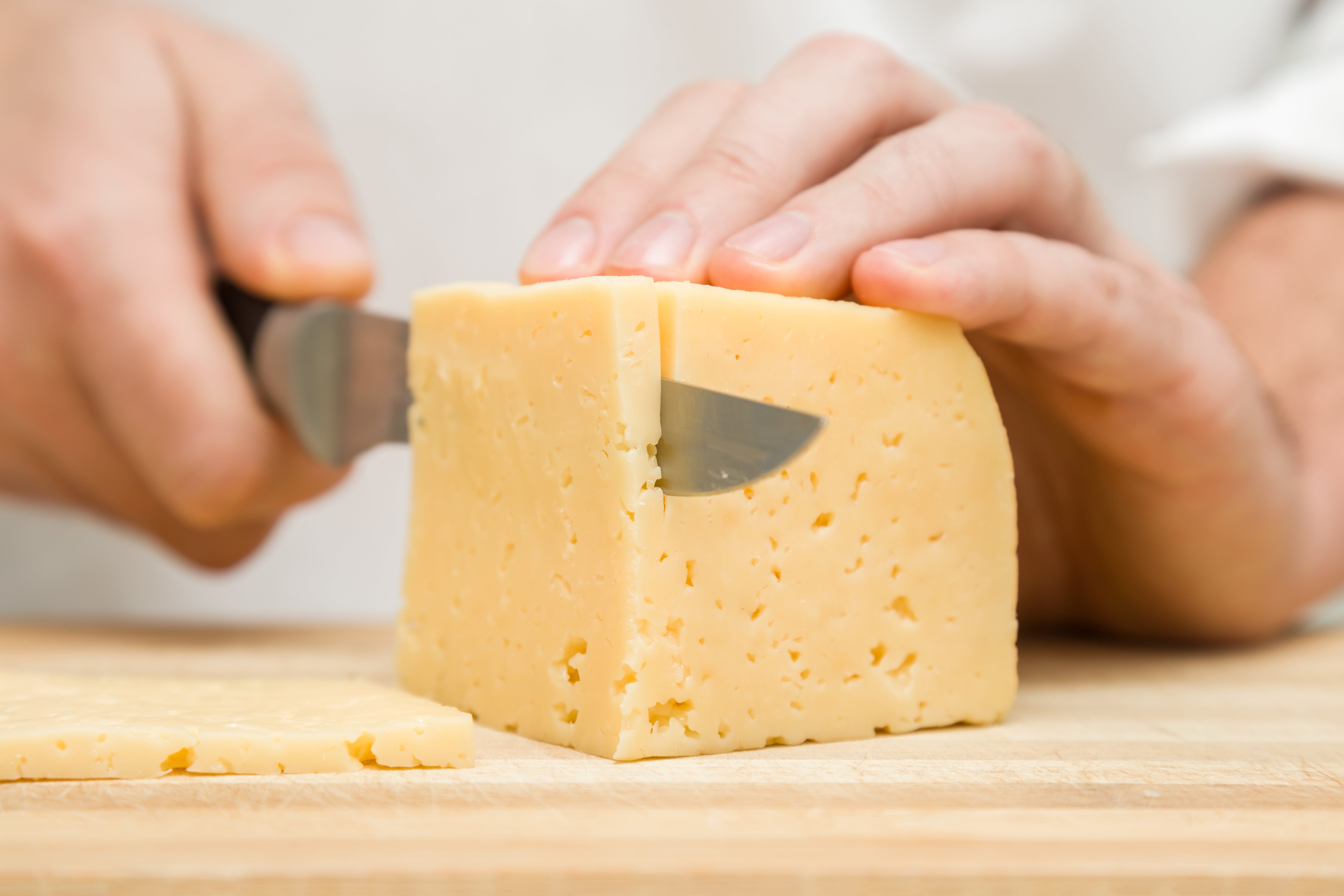 Сыр качок. Сыр нарезанный. Ломтик сыра. Сыр разрезанный. Сыр вырезать.