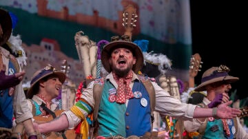 La chirigota 'El aventurero' durante su actuación este jueves en el Concurso Oficial de Agrupaciones Carnavalescas en el Gran Teatro Falla, en Cádiz. 
