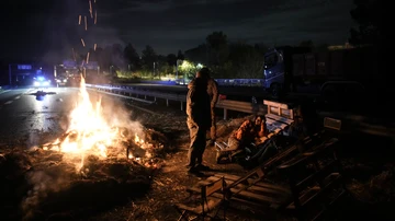 Los agricultores pasan la noche en una barricada en una carretera alrededor de París