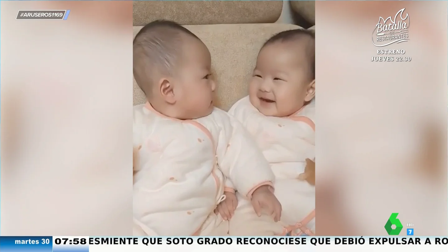 La reacción viral de un bebé cuando su hermano gemelo se ríe de algo que a él no le ha hecho ninguna gracia La reacción viral de un bebé cuando su hermano gemelo se ríe de algo que a él no le ha hecho ninguna gracia