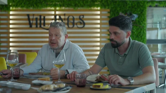 "Me ha parecido ver volar un puñal": Alberto Chicote alucina al ver los dardos entre los dueños de restaurantes en Cádiz "Me ha parecido ver volar un puñal": Alberto Chicote alucina al ver los dardos entre los dueños de restaurantes en Cádiz