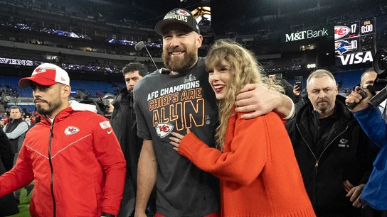Taylor Swift abraza al jugadores de los Kansas City Chiefs Travis Kelce Taylor Swift abraza al jugadores de los Kansas City Chiefs Travis Kelce
