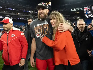 Taylor Swift abraza al jugadores de los Kansas City Chiefs Travis Kelce