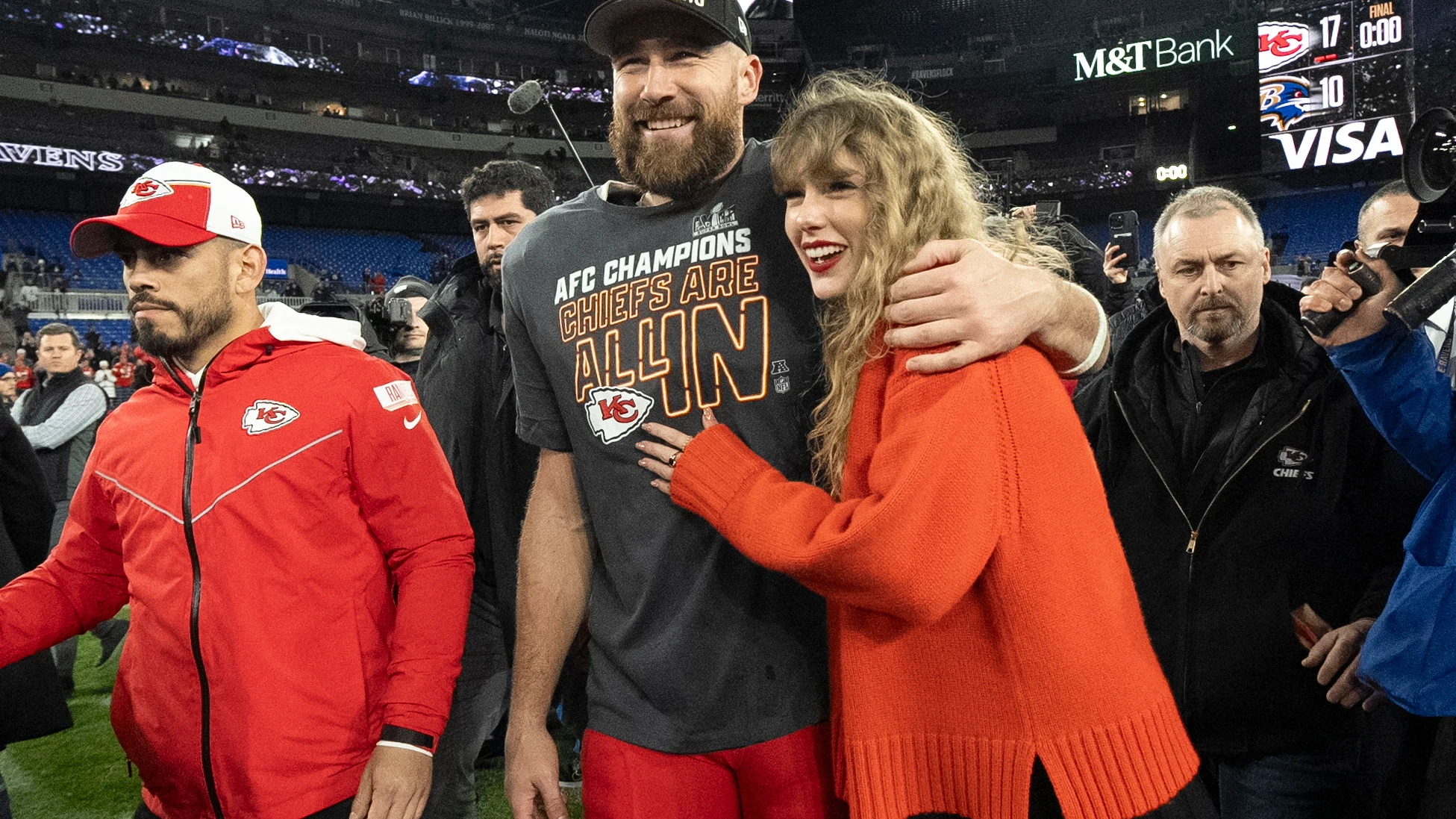 Taylor Swift abraza al jugadores de los Kansas City Chiefs Travis Kelce
