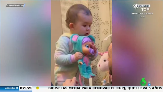 La divertida regañina que le echa un bebé a su padre por coger su muñeca favorita sin permiso La divertida regañina que le echa un bebé a su padre por coger su muñeca favorita sin permiso