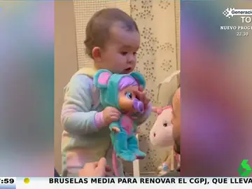 La divertida regañina que le echa un bebé a su padre por coger su muñeca favorita sin permiso