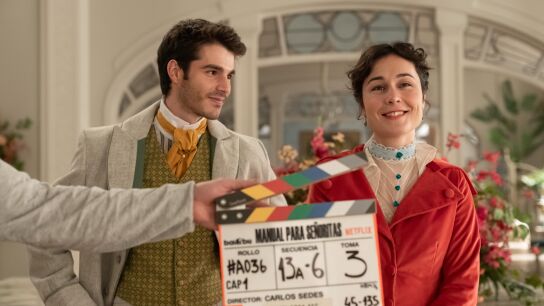 &Aacute;lvaro Mel y Nadia de Santiago en la primera imagen de rodaje de la serie 'Manual para Se&ntilde;oritas'.