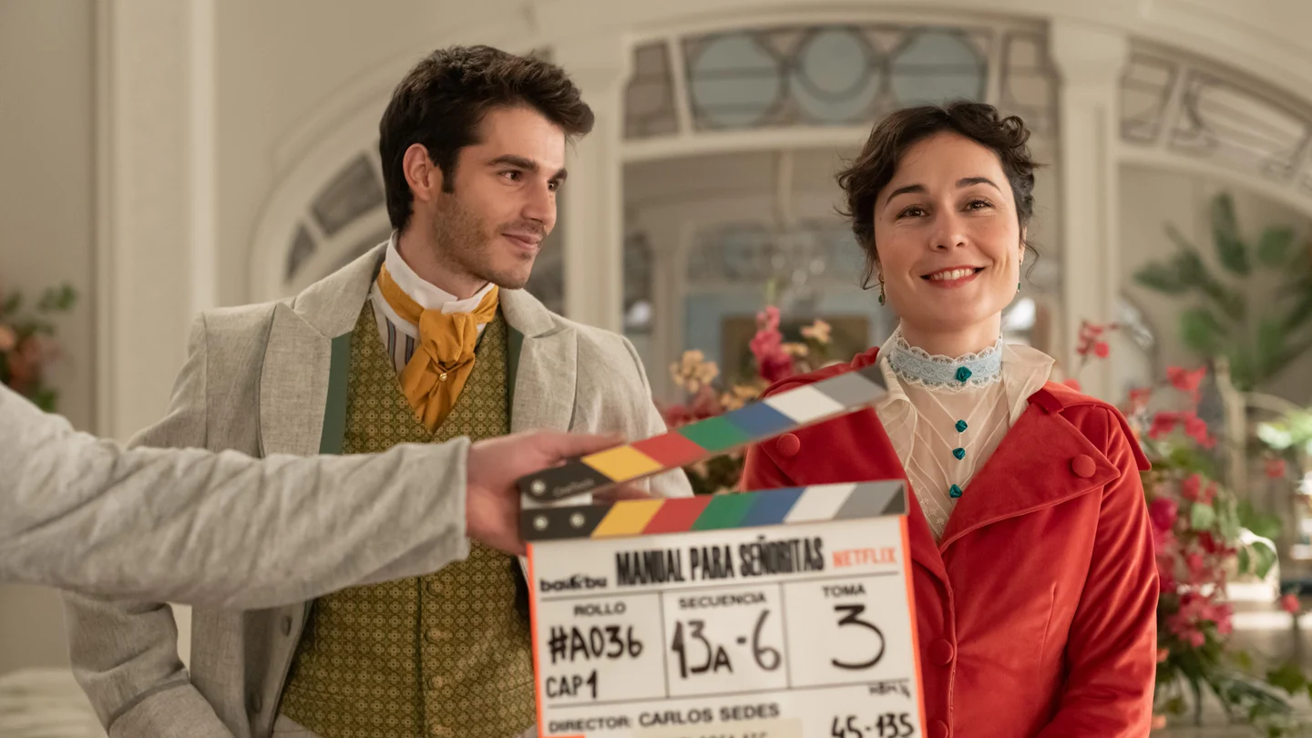 Álvaro Mel y Nadia de Santiago en la primera imagen de rodaje de la serie 'Manual para Señoritas'. Álvaro Mel y Nadia de Santiago en la primera imagen de rodaje de la serie 'Manual para Señoritas'.