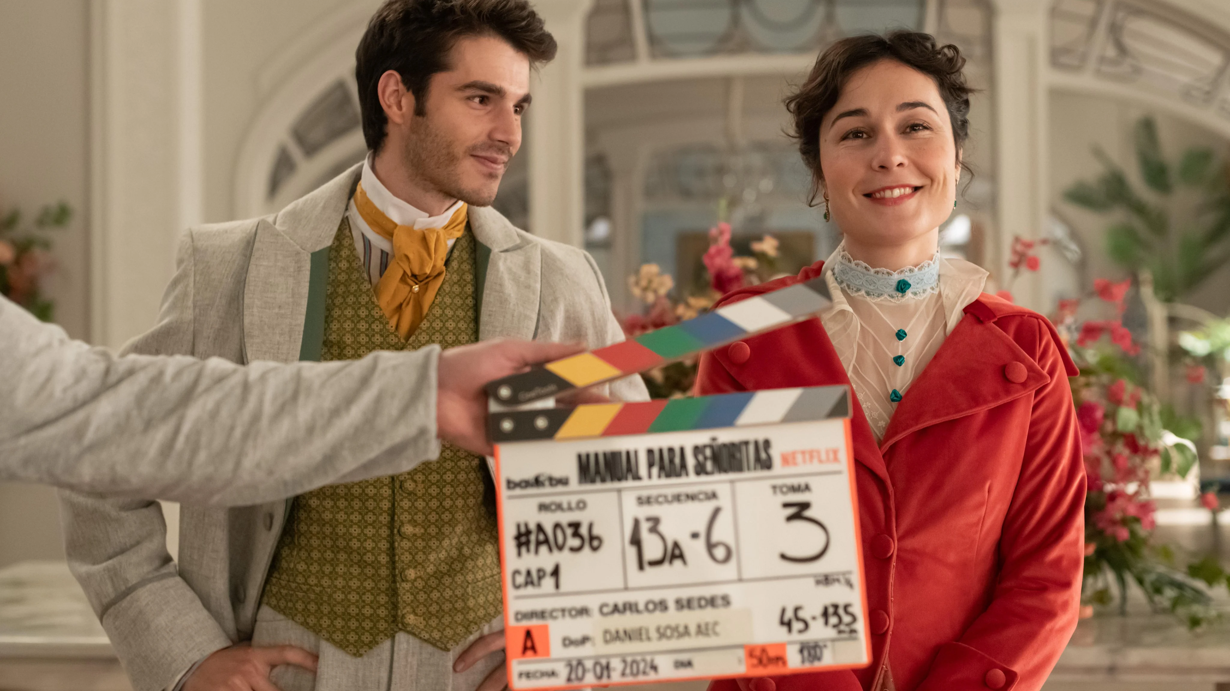 Álvaro Mel y Nadia de Santiago en la primera imagen de rodaje de la serie 'Manual para Señoritas'.