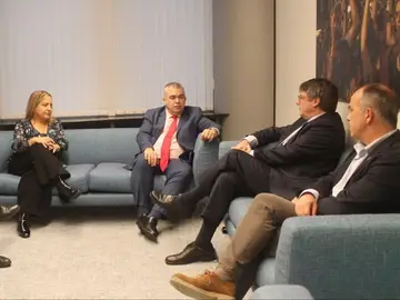 Fotografía de archivo de una reunión entre Santos Cerdán y Puigdemont en Bruselas.