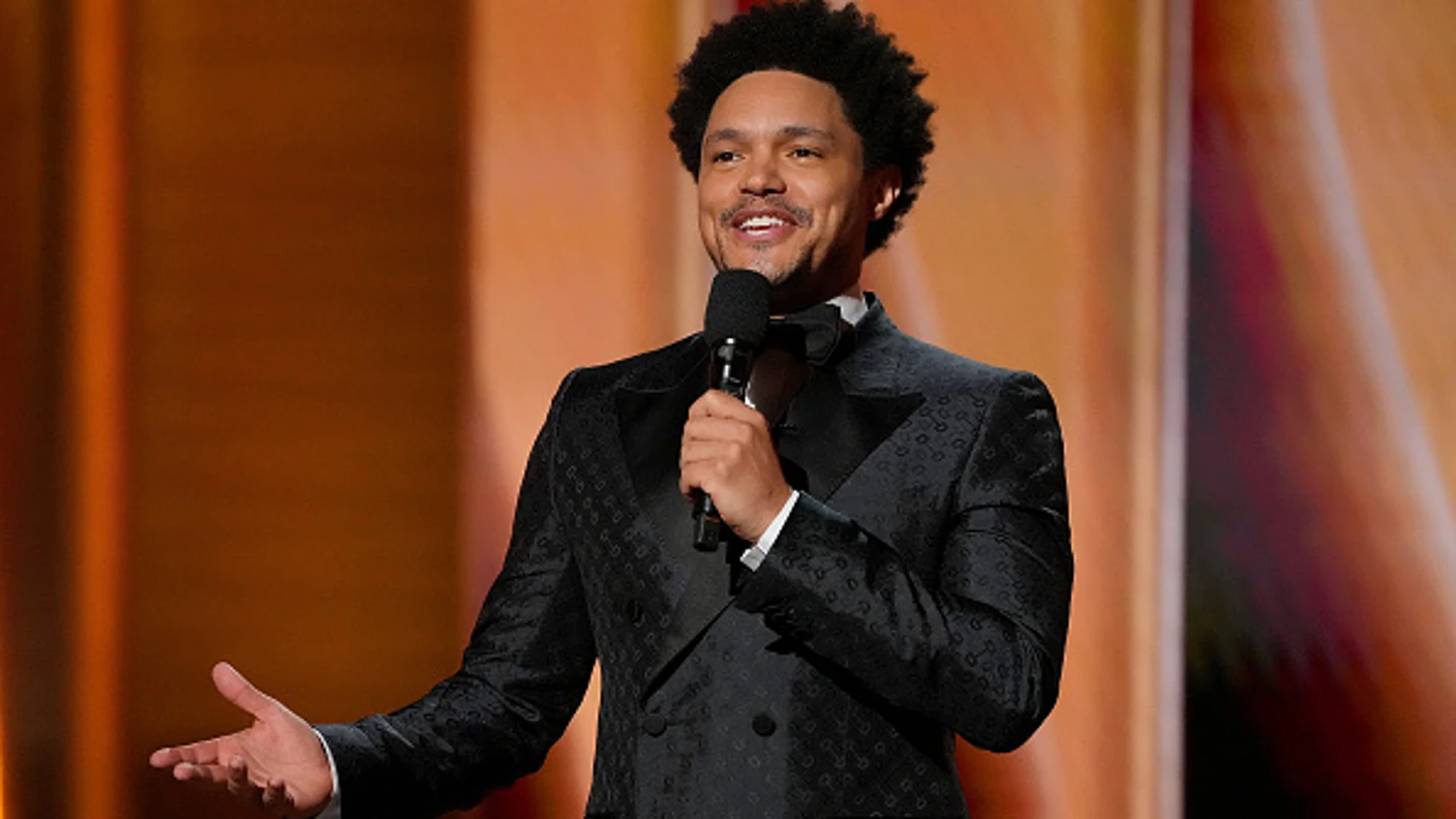 Trevor Noah, en la 64ª edición de los Premios Grammy. Trevor Noah, en la 64ª edición de los Premios Grammy.