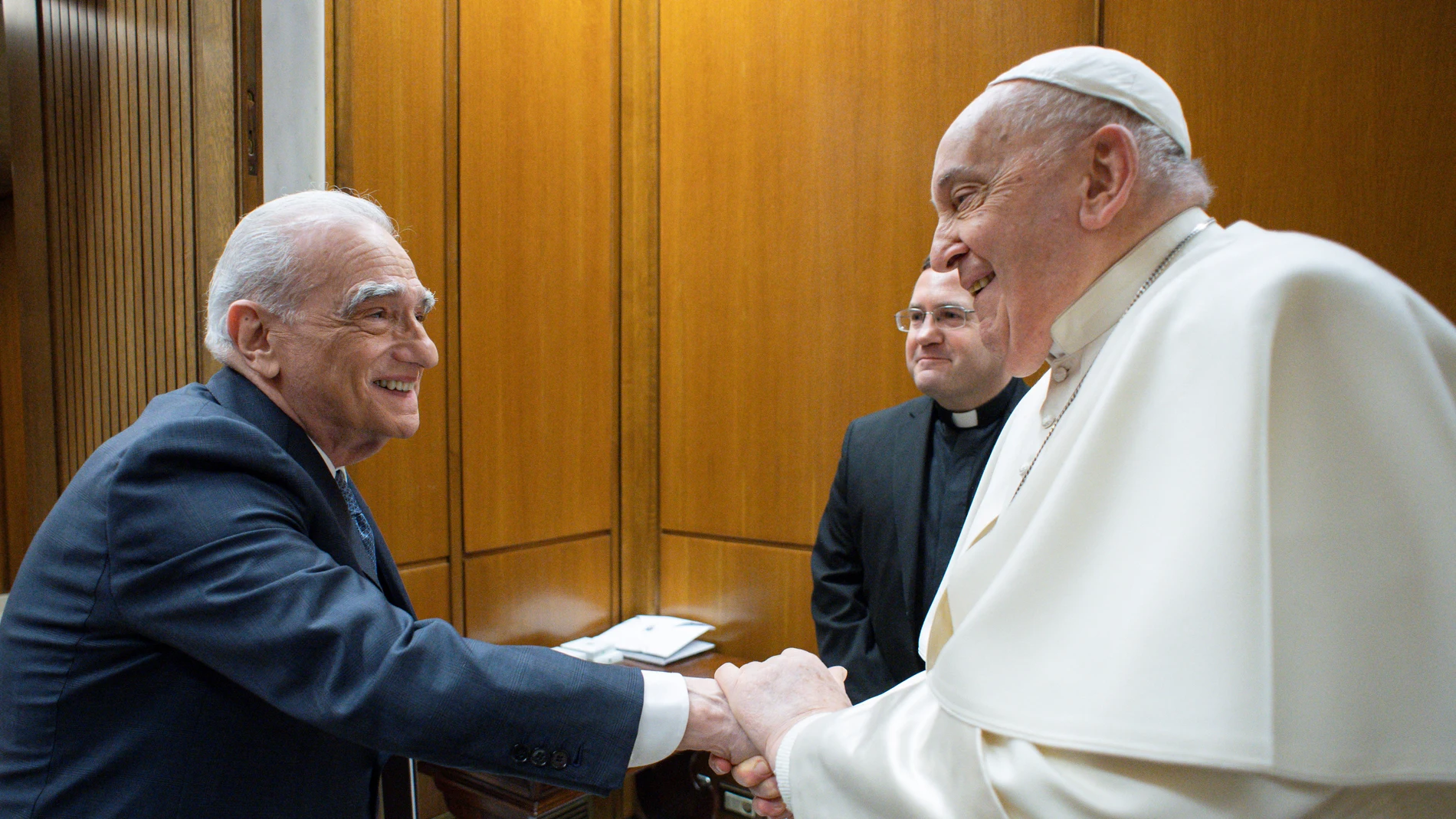 El Papa Francisco se reúne con el director Martin Scorsese en el Vaticano.