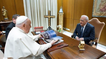 El Papa Francisco se reúne con el director Martin Scorsese en el Vaticano.