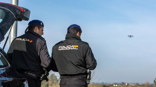 Dos policías manejan un drone durante la búsqueda policial de Manoli Castillejo, la vecina de Badajoz de 67 años Dos policías manejan un drone durante la búsqueda policial de Manoli Castillejo, la vecina de Badajoz de 67 años