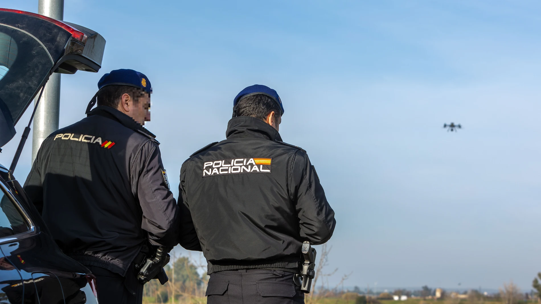 Dos policías manejan un drone durante la búsqueda policial de Manoli Castillejo, la vecina de Badajoz de 67 años
