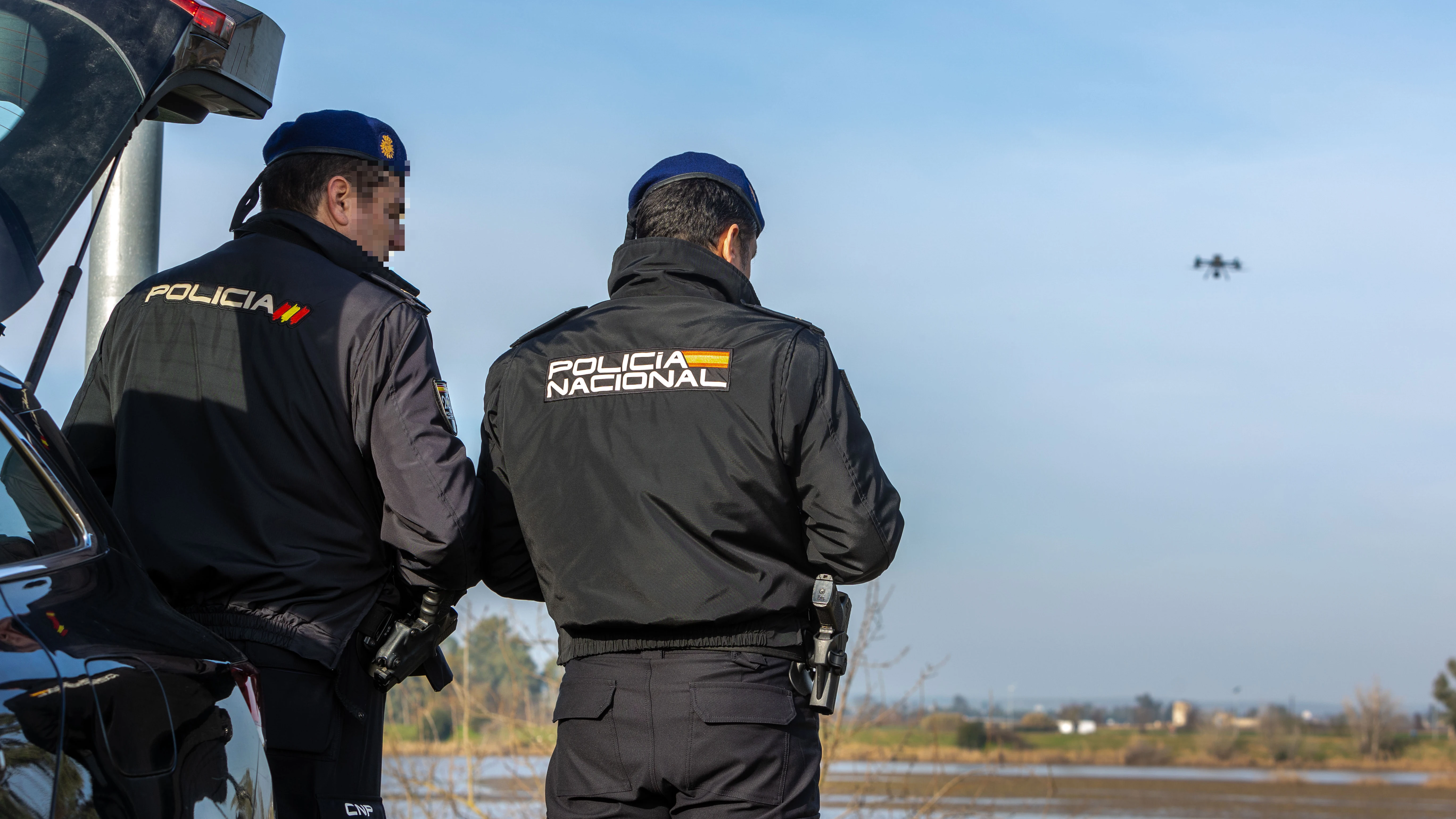 Dos policías manejan un drone durante la búsqueda policial de Manoli Castillejo, la vecina de Badajoz de 67 años