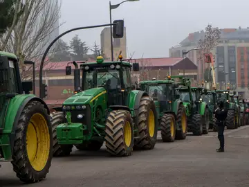 Los agricultores de Zamora se movilizan este martes de forma espontánea por las calles de Zamora con una tractorada para visibilizar sus protestas. 