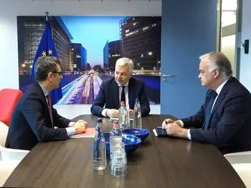 El comisario de Justicia europeo, Didier Reynders, junto a Félix Bolaños y Esteban González Pons
