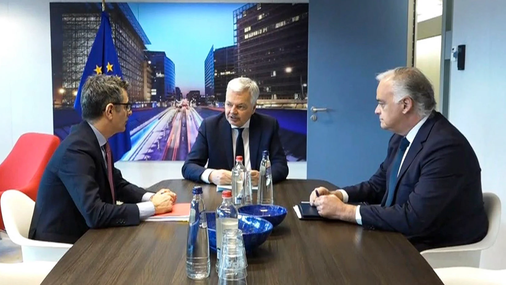 El comisario de Justicia europeo, Didier Reynders (c), junto a Félix Bolaños y Esteban González Pons