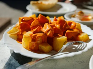 Imagen de una ración de patatas bravas, típica comida española Imagen de una ración de patatas bravas, típica comida española