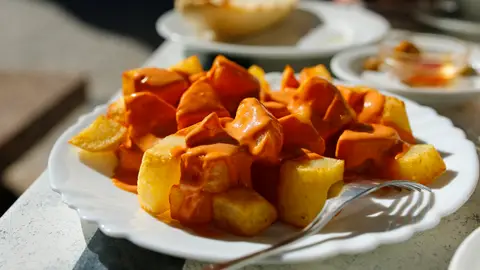 Imagen de una ración de patatas bravas, típica comida española Imagen de una ración de patatas bravas, típica comida española
