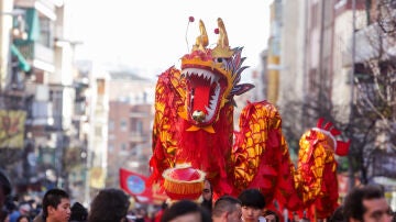 Pasacalles multicultural en el barrio de Usera con motivo de la celebración del Año Nuevo Chino, en Madrid (España).