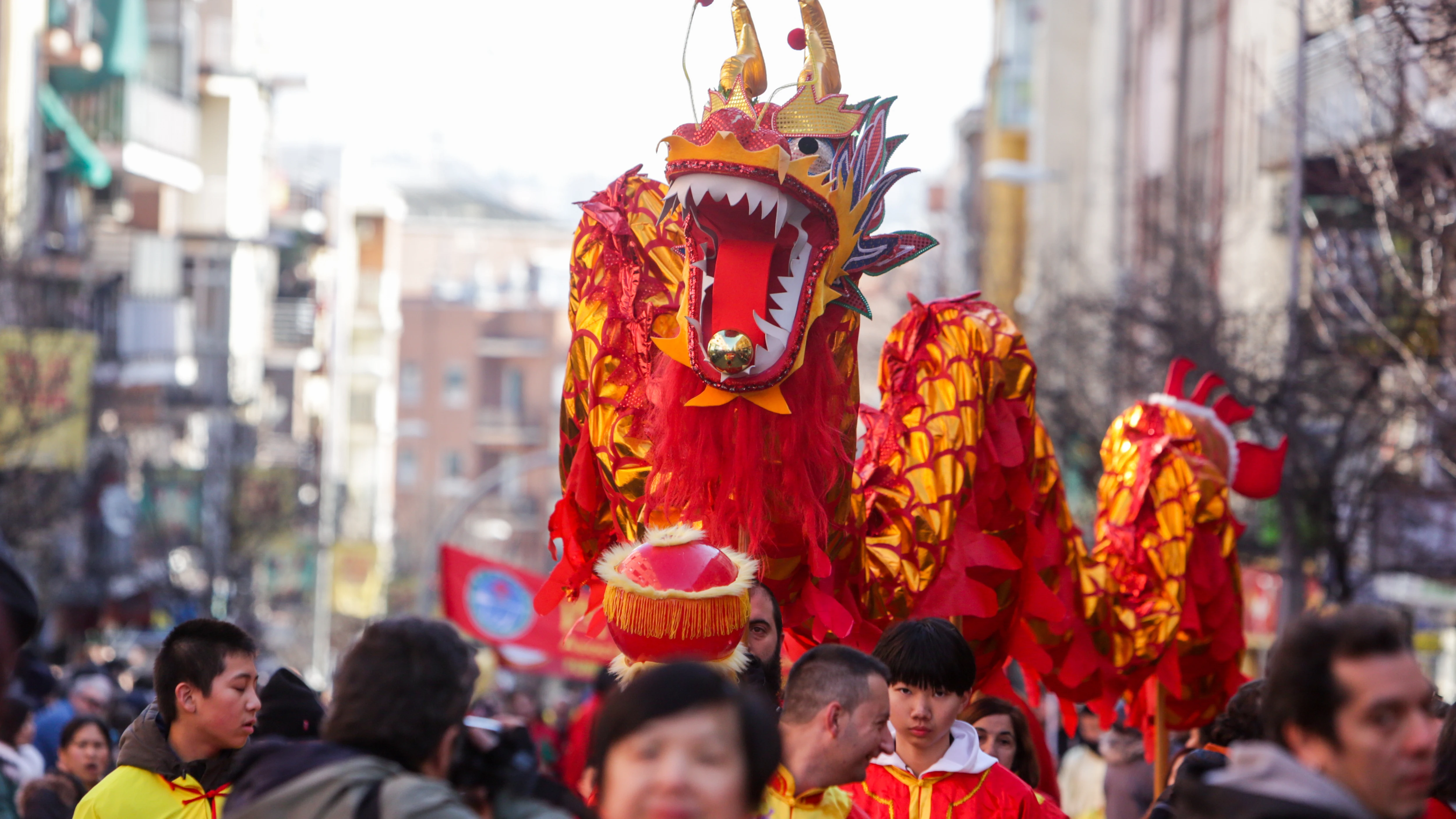 Pasacalles multicultural en el barrio de Usera con motivo de la celebración del Año Nuevo Chino, en Madrid (España).