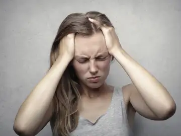 Mujer con dolor de cabeza Mujer con dolor de cabeza