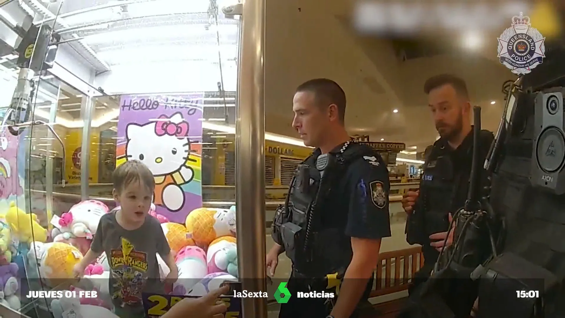 La Policía de Australia rescata a un niño. 