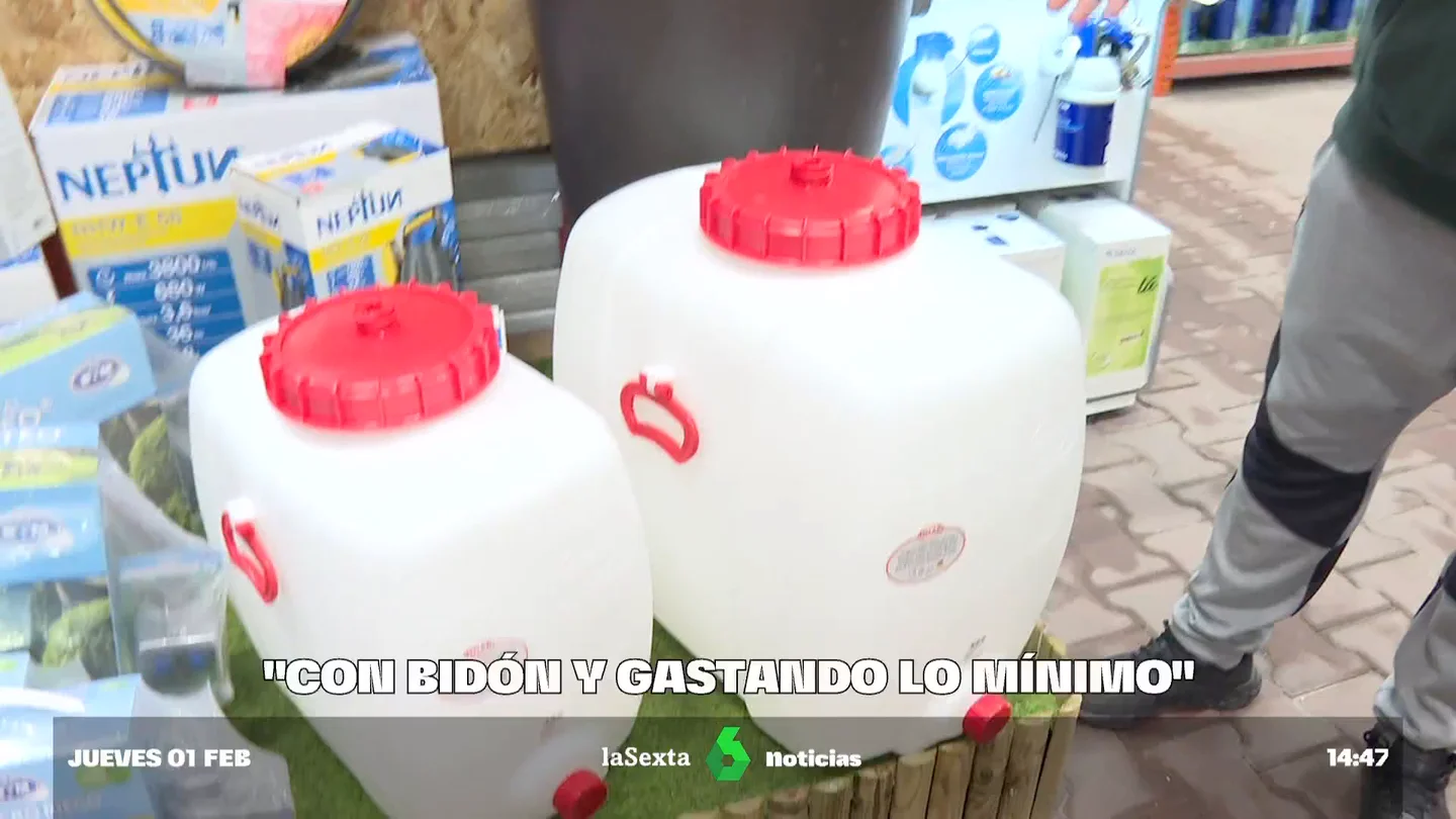 La venta de gadgets para combatir la sequía se dispara: bidones, caudalímetros, químicos para piscinas... La venta de gadgets para combatir la sequía se dispara: bidones, caudalímetros, químicos para piscinas...