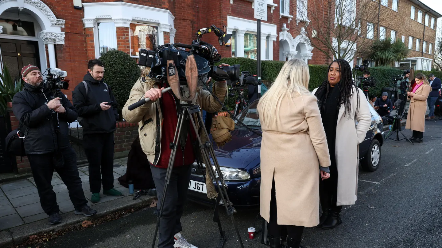 Los medios de comunicación acuden al lugar del ataque con "sustancias corrosivas" en Londres Los medios de comunicación en el lugar del ataque con "sustancias corrosivas" en Londres
