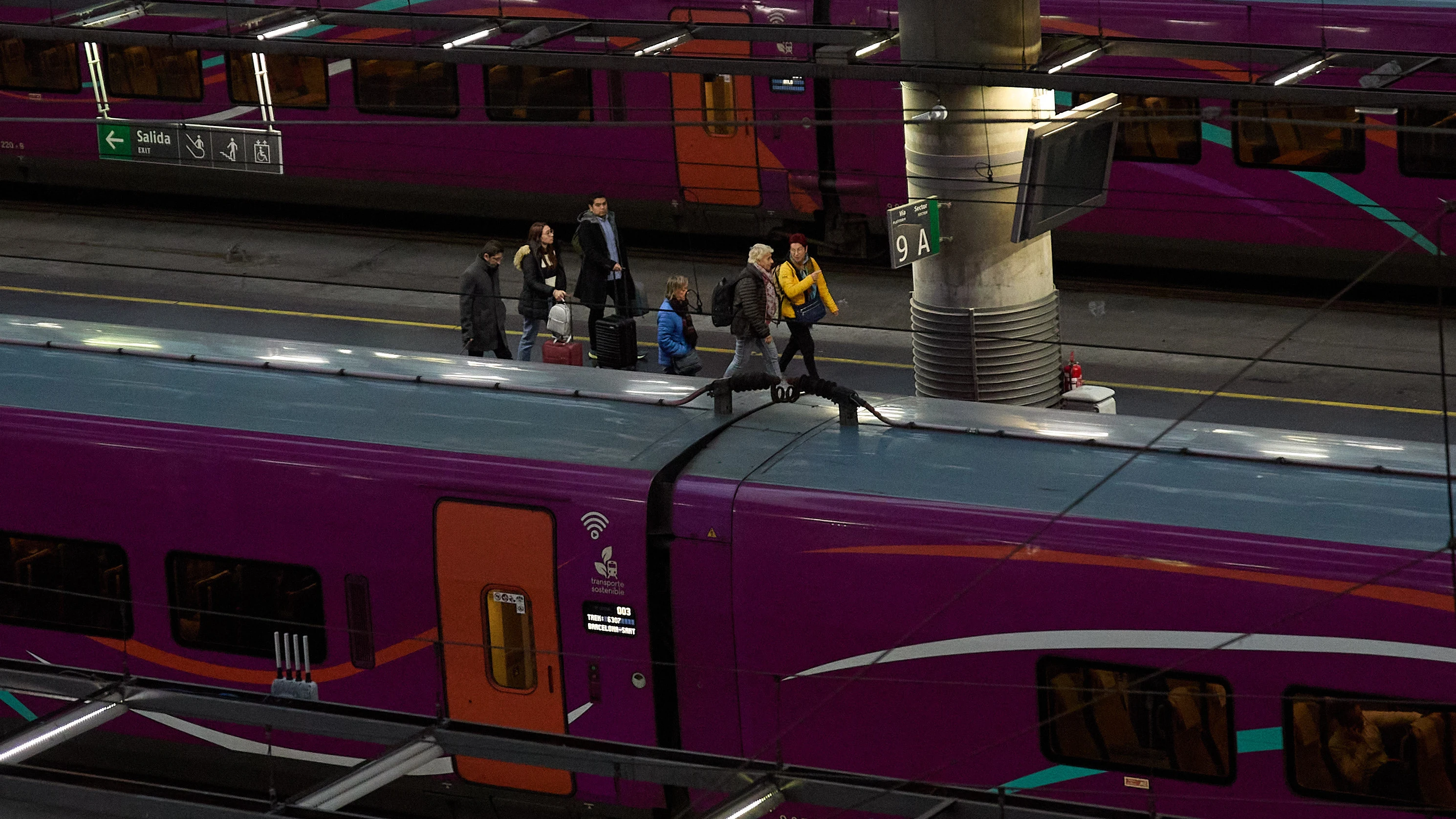 Viajeros en la estación de Puerta de Atocha-Almudena Grandes, a 10 de diciembre de 2023, en Madrid (España). 