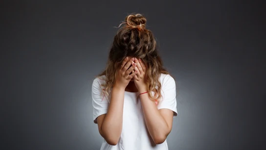 Una mujer preocupada y con ansiedad. Una mujer preocupada y con ansiedad.