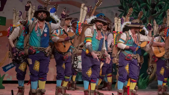 La chirigota 'El aventurero' durante su actuación este jueves en el Concurso Oficial de Agrupaciones Carnavalescas en el Gran Teatro Falla, en Cádiz. La chirigota 'El aventurero' durante su actuación este jueves en el Concurso Oficial de Agrupaciones Carnavalescas en el Gran Teatro Falla, en Cádiz.