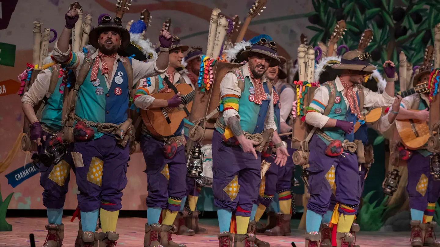 La chirigota 'El aventurero' durante su actuación este jueves en el Concurso Oficial de Agrupaciones Carnavalescas en el Gran Teatro Falla, en Cádiz. La chirigota 'El aventurero' durante su actuación este jueves en el Concurso Oficial de Agrupaciones Carnavalescas en el Gran Teatro Falla, en Cádiz.