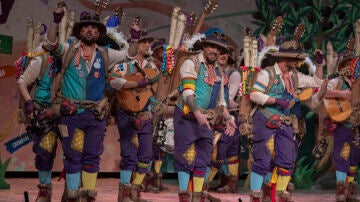 La chirigota 'El aventurero' durante su actuación este jueves en el Concurso Oficial de Agrupaciones Carnavalescas en el Gran Teatro Falla, en Cádiz.