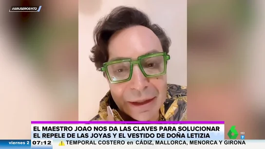 El Maestro Joao enseña a la reina Letizia a limpiar las joyas "malditas": "Igual era de alguna de estas a las que mandaban cortar la cabeza" El Maestro Joao enseña a la reina Letizia a limpiar las joyas "malditas": "Igual era de alguna de estas a las que mandaban cortar la cabeza"