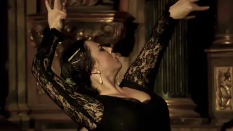 Mujer bailando flamenco en España
