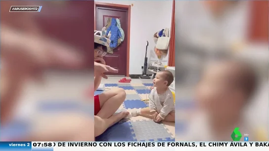 El divertido baile de un bebé que se mueve al ritmo del beatbox que hace su padre El divertido baile de un bebé que se mueve al ritmo del beatbox que hace su padre