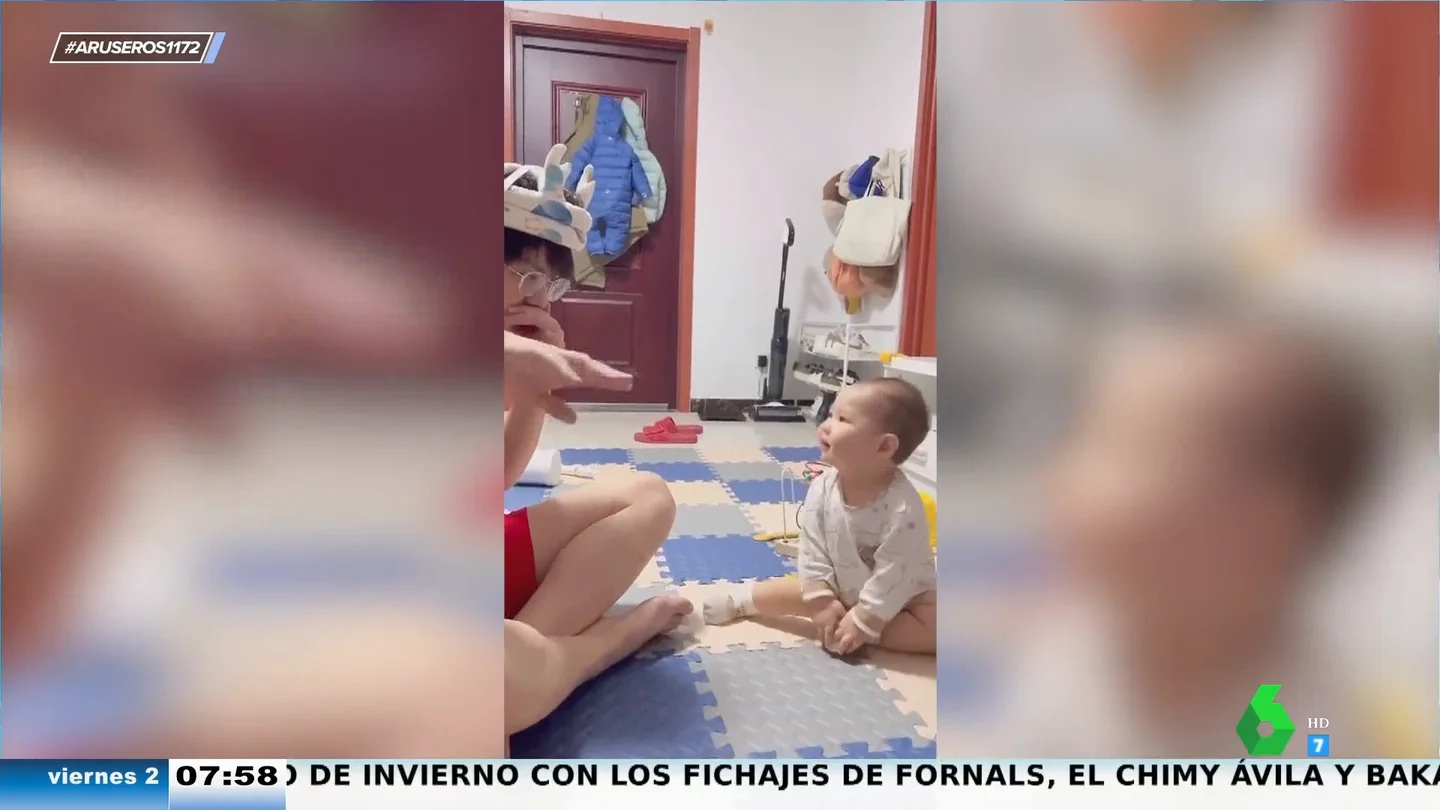 El divertido baile de un bebé que se mueve al ritmo del beatbox que hace su padre El divertido baile de un bebé que se mueve al ritmo del beatbox que hace su padre