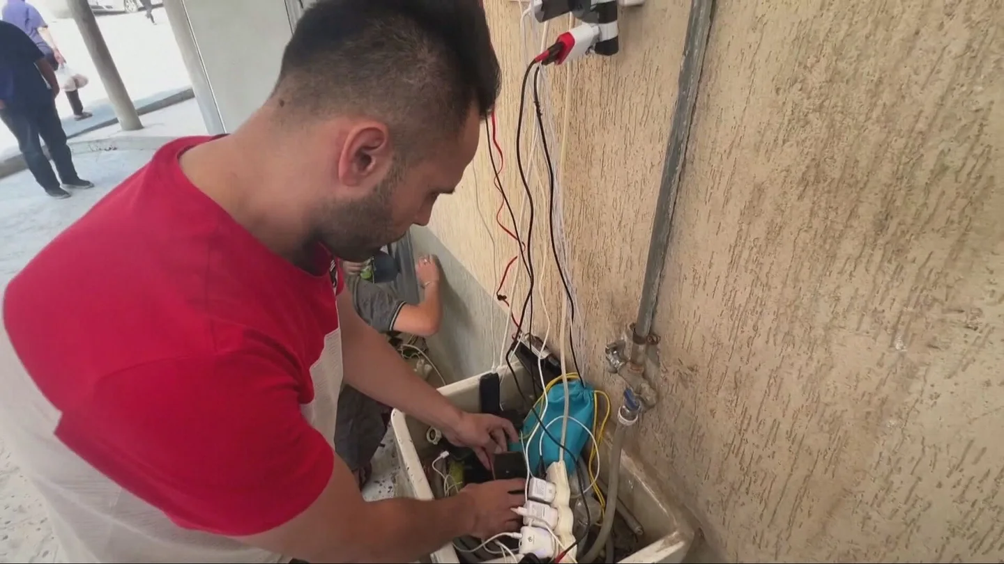 'Connecting Gaza', la iniciativa solidaria que permite a los palestinos comunicarse con el mundo 'Connecting Gaza', la iniciativa solidaria que permite a los palestinos comunicarse con el mundo