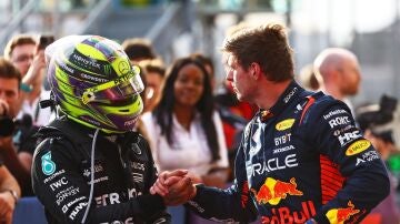Max Verstappen saluda a Lewis Hamilton