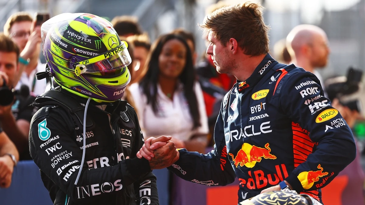 Max Verstappen saluda a Lewis Hamilton