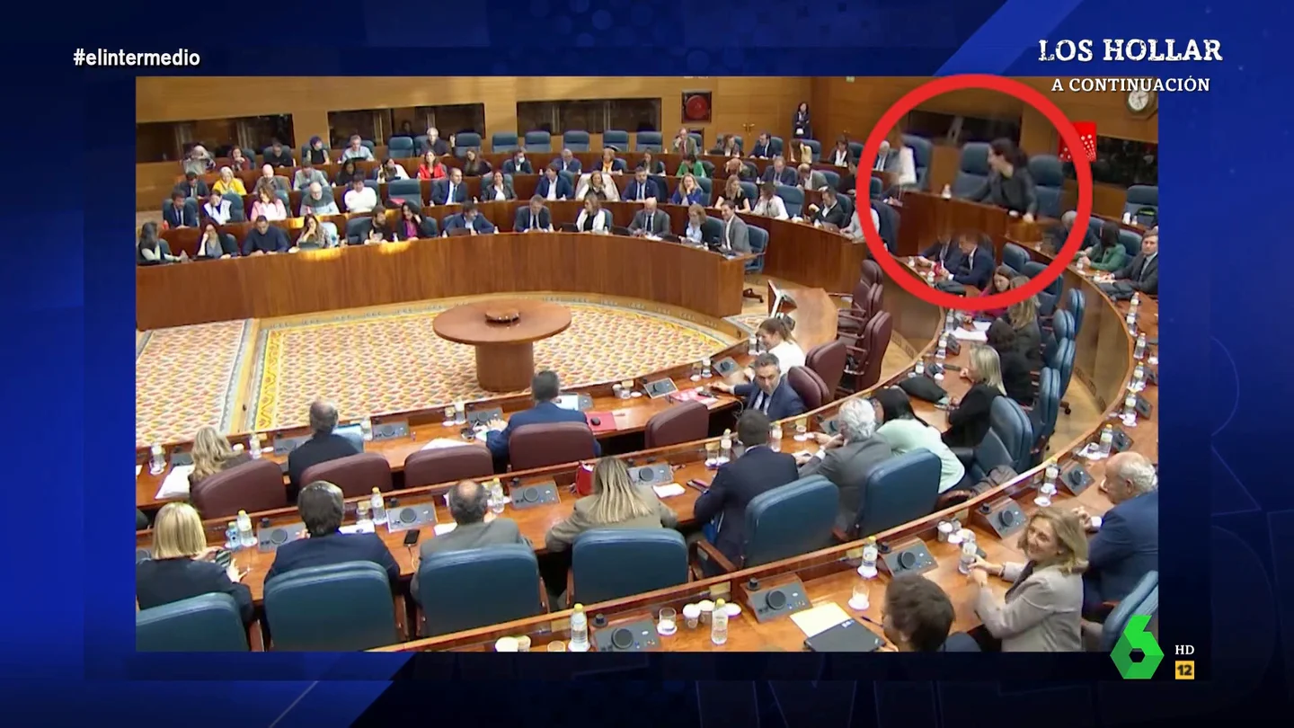 Dani Mateo analiza el 'voto fantasma' de Monasterio en la Asamblea Dani Mateo analiza las explicaciones de Rocío Monasterio tras votar por un exdiputado de Vox en la Asamblea de Madrid: "Ha sido un error técnico, porque técnicamente se ha pasado el reglamento por la Puerta de Alcalá", comenta en este vídeo.