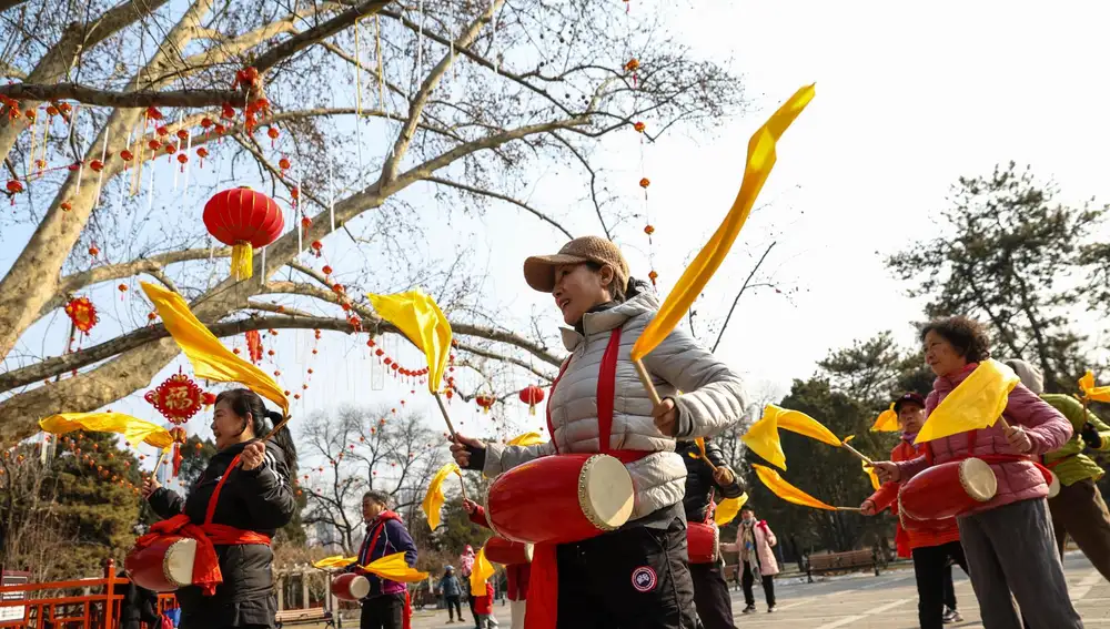 Ciudadanos tocan tambores en un parque en Pekín, el 5 de febrero de 2024