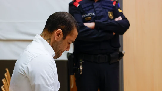Dani Alves, en el arranque del juicio por violación a una joven en una discoteca de Barcelona Dani Alves, en el arranque del juicio por violación a una joven en una discoteca de Barcelona