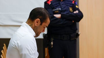 Dani Alves, en el arranque del juicio por violación a una joven en una discoteca de Barcelona